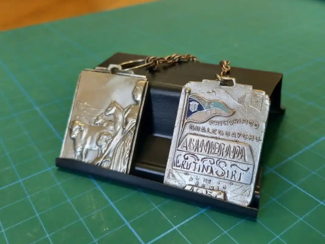 El Museo de la Memoria Popular Osvaldo Delmonte recibió en préstamo unas valiosas medallas históricas del ex Frigorífico