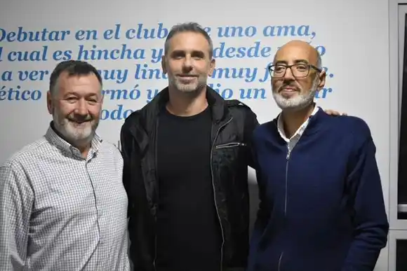¡El fútbol y la lectura se unen en Atlético Joven! Un libro por una platea