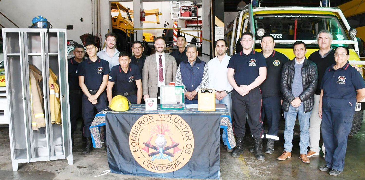 Entrega de un desfibrilador y un locker a los Bomberos Voluntarios