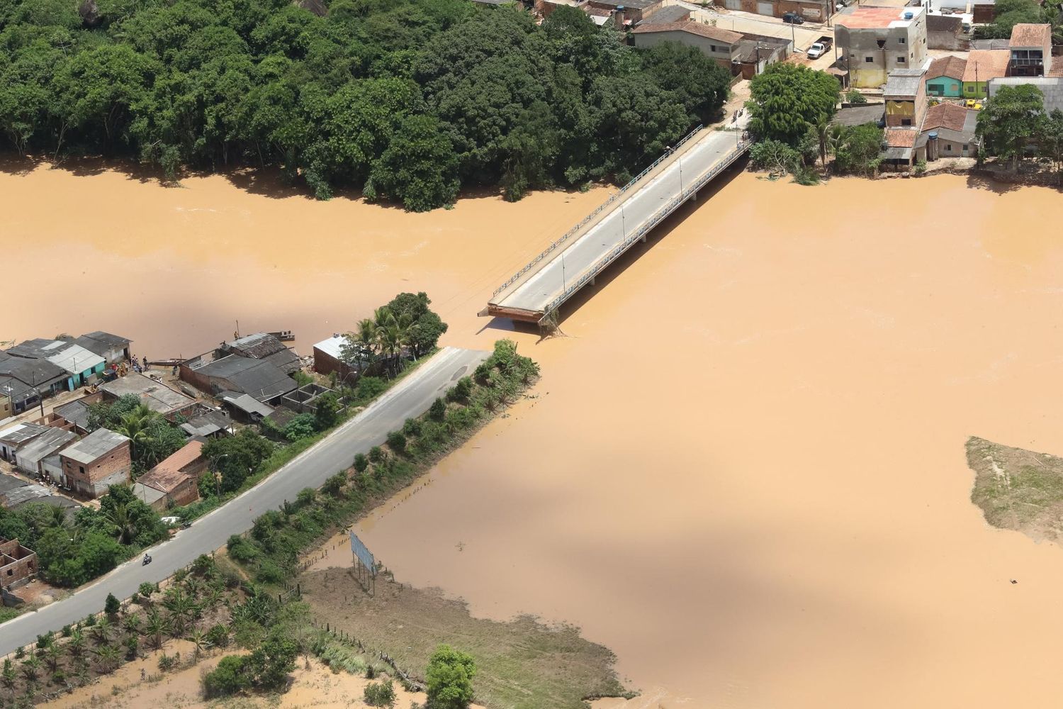 Pérdidas humanas y económicas generó la histórica inundación en Brasil.