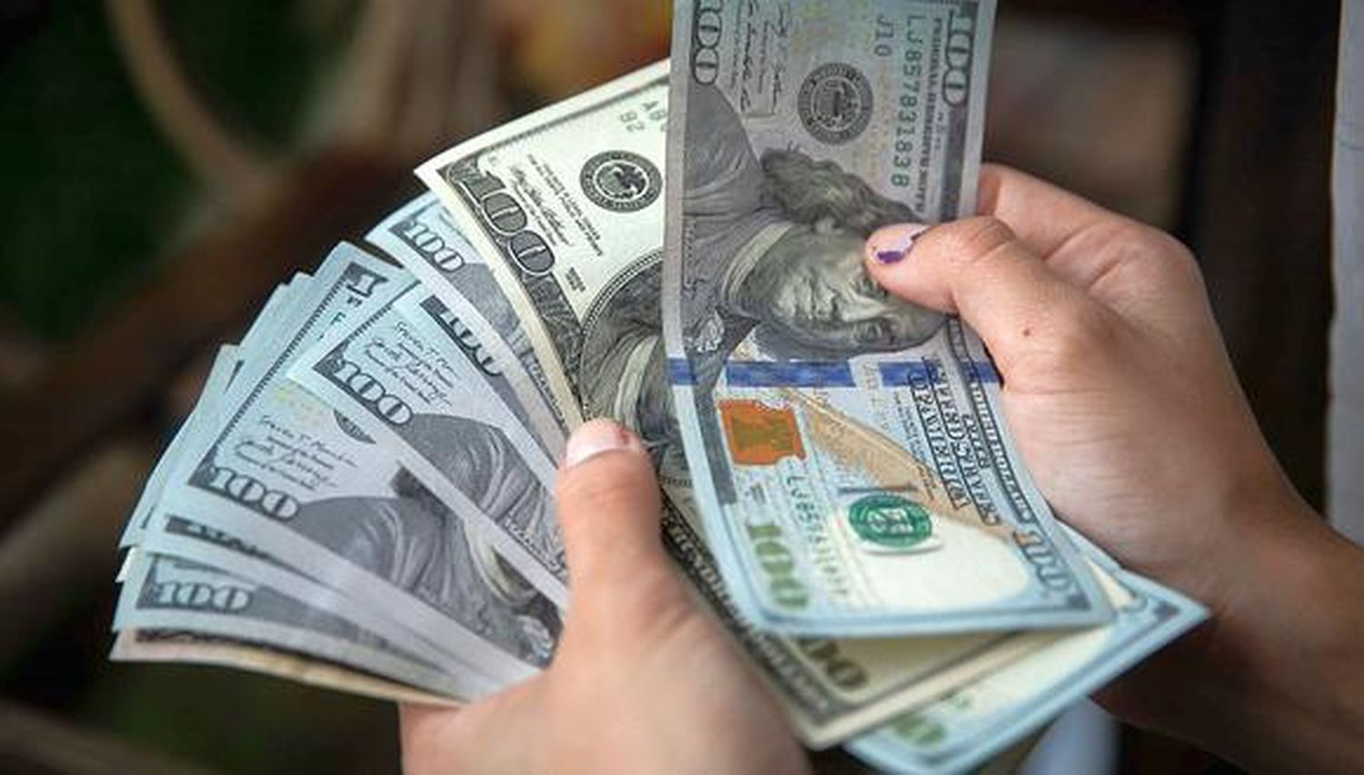 Nueva disparada del dólar “blue”: el billete informal escaló $16 y cerró a $317