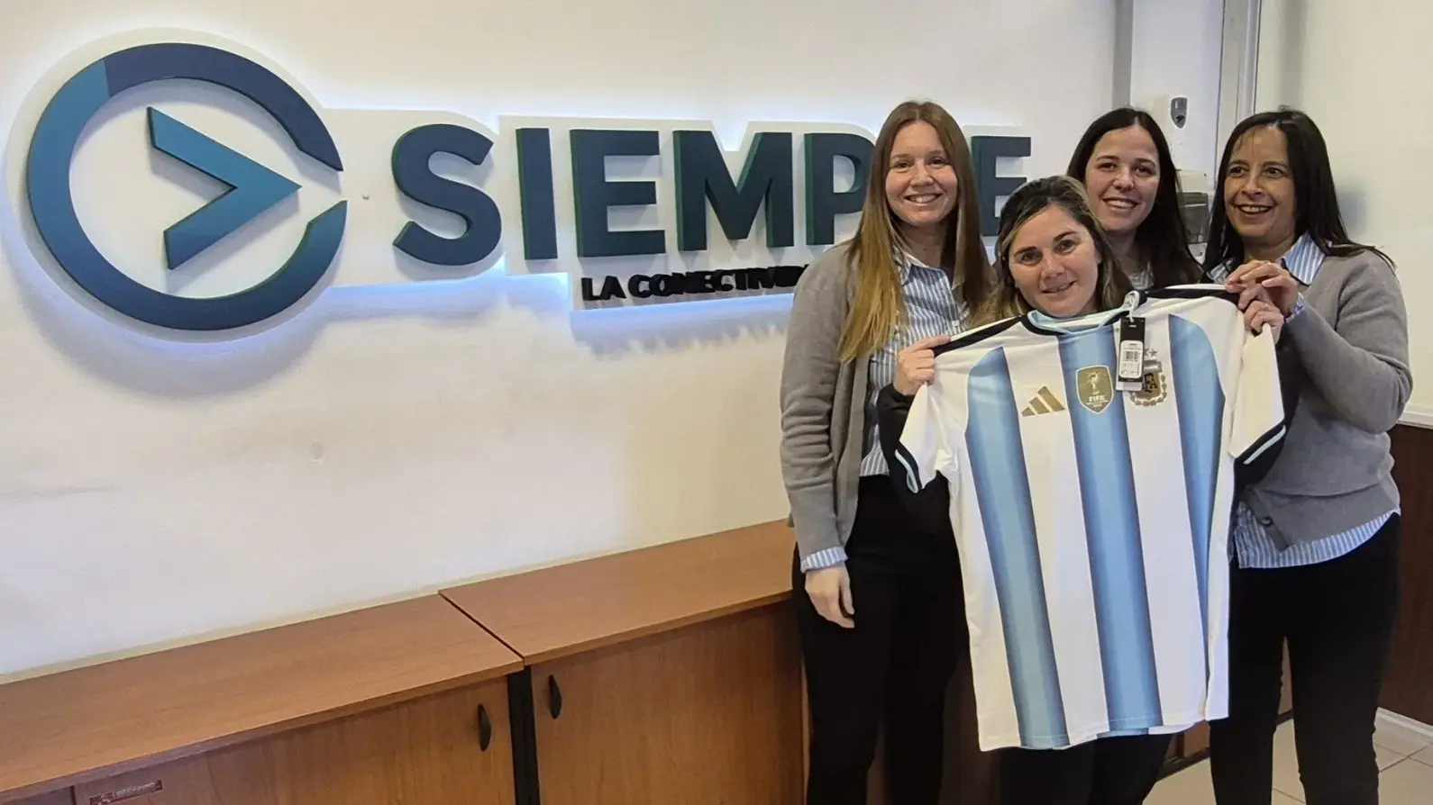 La ganadora, con su premio, acompañada de personal de SIEMPRE