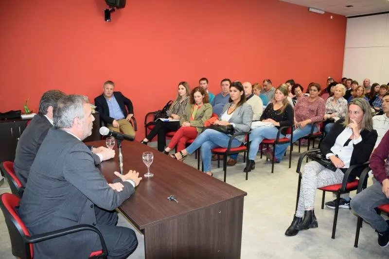 Entregaron escrituras a 26 familias de San Cayetano
