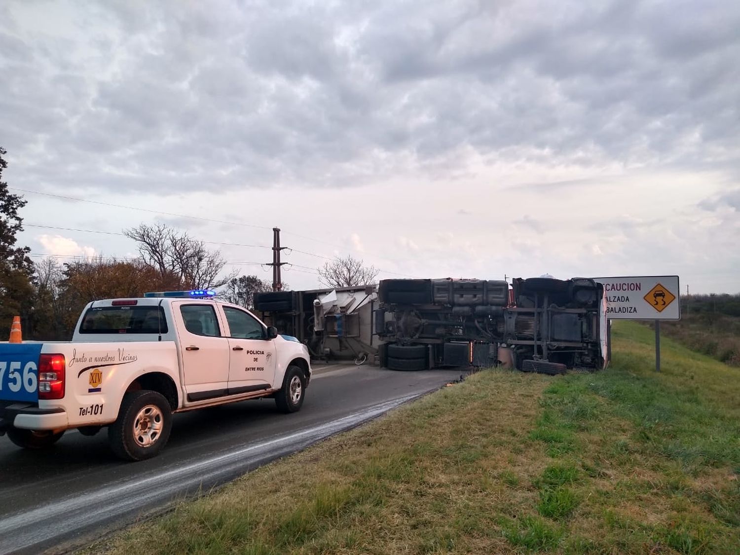 Un camión cargado con fertilizantes volcó en ruta 12