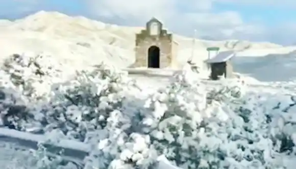 Frío polar en la Cuesta del Obispo que amaneció tapada de nieve