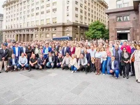 150 intendentes exigieron a Caputo
que baje el precio del combustible