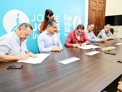Remises: Jofré firmó un convenio para 
facilitar la renovación de las unidades