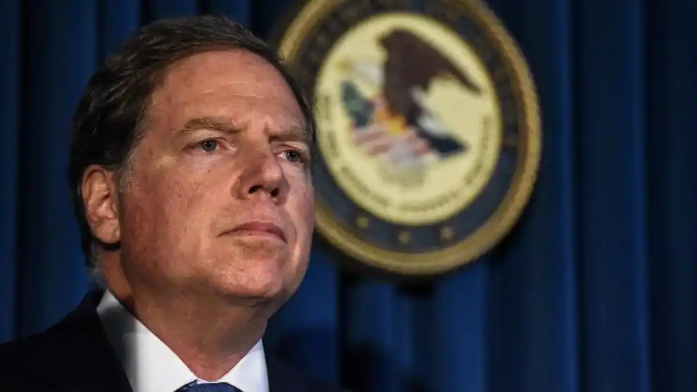 Multimillonario incriminado en extensa red de abusos y pederastía