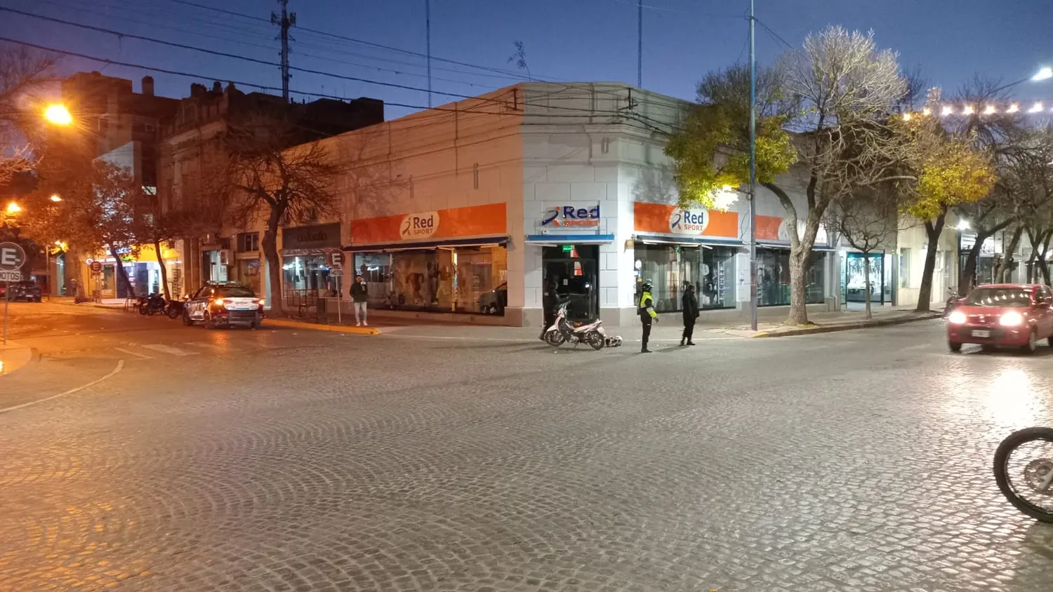 Choque entre dos motos en pleno centro de Rafaela: trabajó el 107 en el lugar