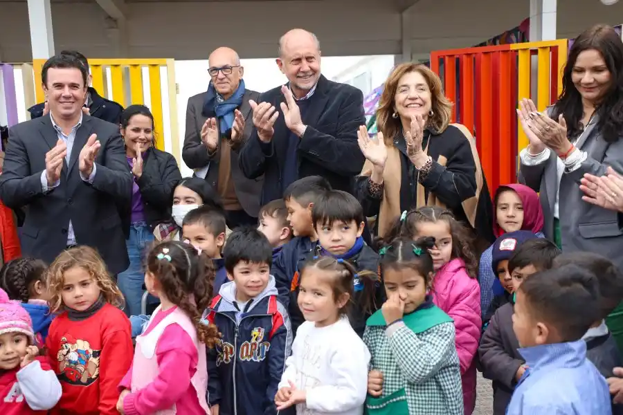 Perotti inauguró el nuevo edificio de un jardín de infantes pospandemia en el barrio Favaloro de la ciudad de Santa Fe