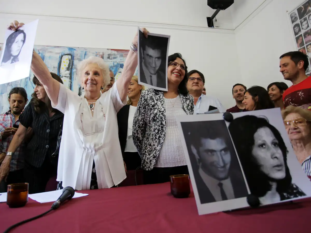 La presidenta de Abuelas de Plaza de Mayo, Estela de Carlotto, anunció hoy que la nieta recuperada número 127, que nació en la Escuela Mecánica de la Armada (ESMA) entre mayo y junio de 1977, es hija de María del Carmen Moyano y Carlos Poblete, ambos mili