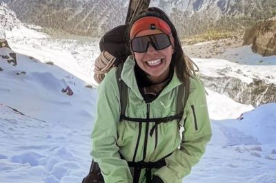 Accidente fatal en Italia: una joven volaba en parapente, chocó contra una montaña y murió