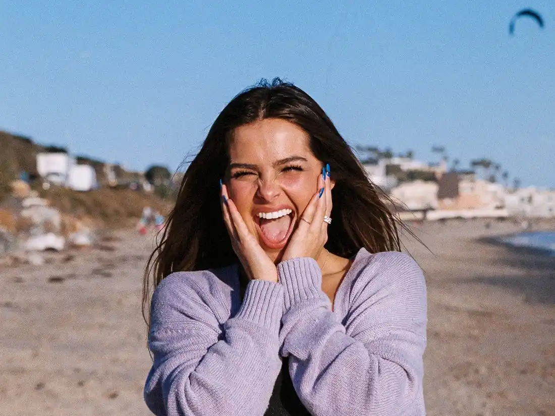 Una joven dejó la universidad y ahora gana 5 millones de dólares con sus videos en TikTok