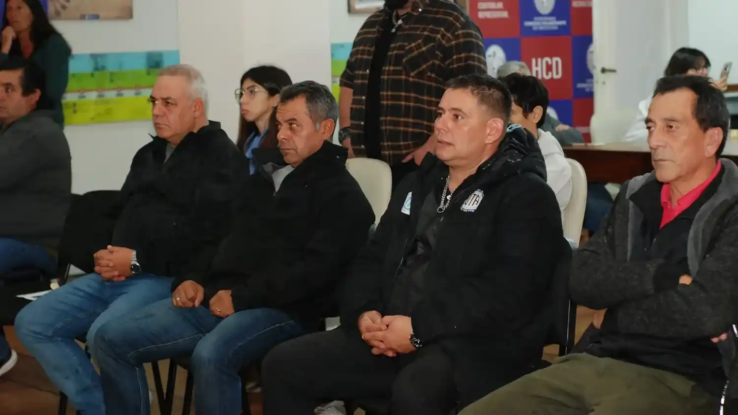 Atento. Se mostraba Gastón Urrutia, el tercero de izquierda a derecha, en e debate por el pliego de concesión