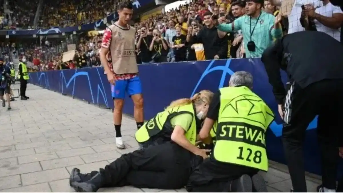 La reacción de Ronaldo después de noquear de un pelotazo a una guardia