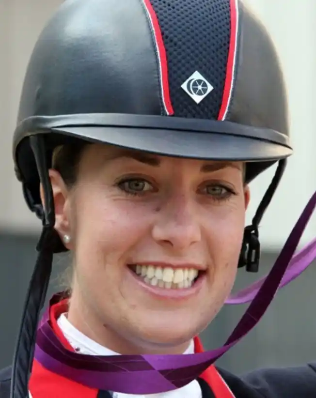 Una jinete campeona olímpica fue descalificada por maltrato animal