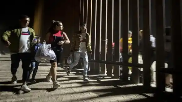 DE FRENTE CONTRA BIDEN: juez federal suspende norma que restringe paso de migrantes a EE.UU.