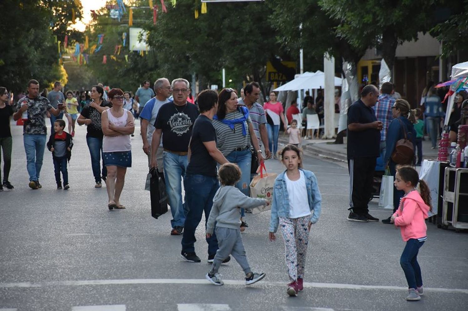La feria navideña le dio una nueva impronta al corazón de la ciudad