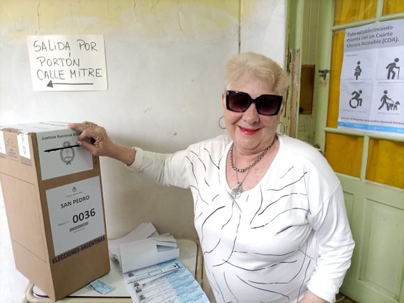 Marta votó con toda la facha