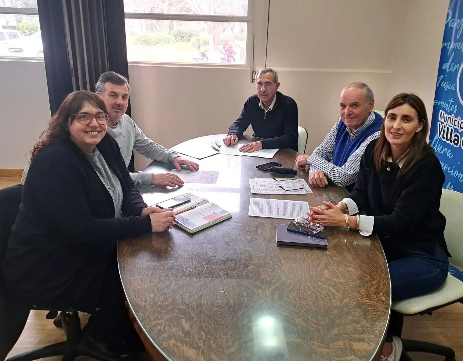 La reunión donde se realizó la entrega de fondos.