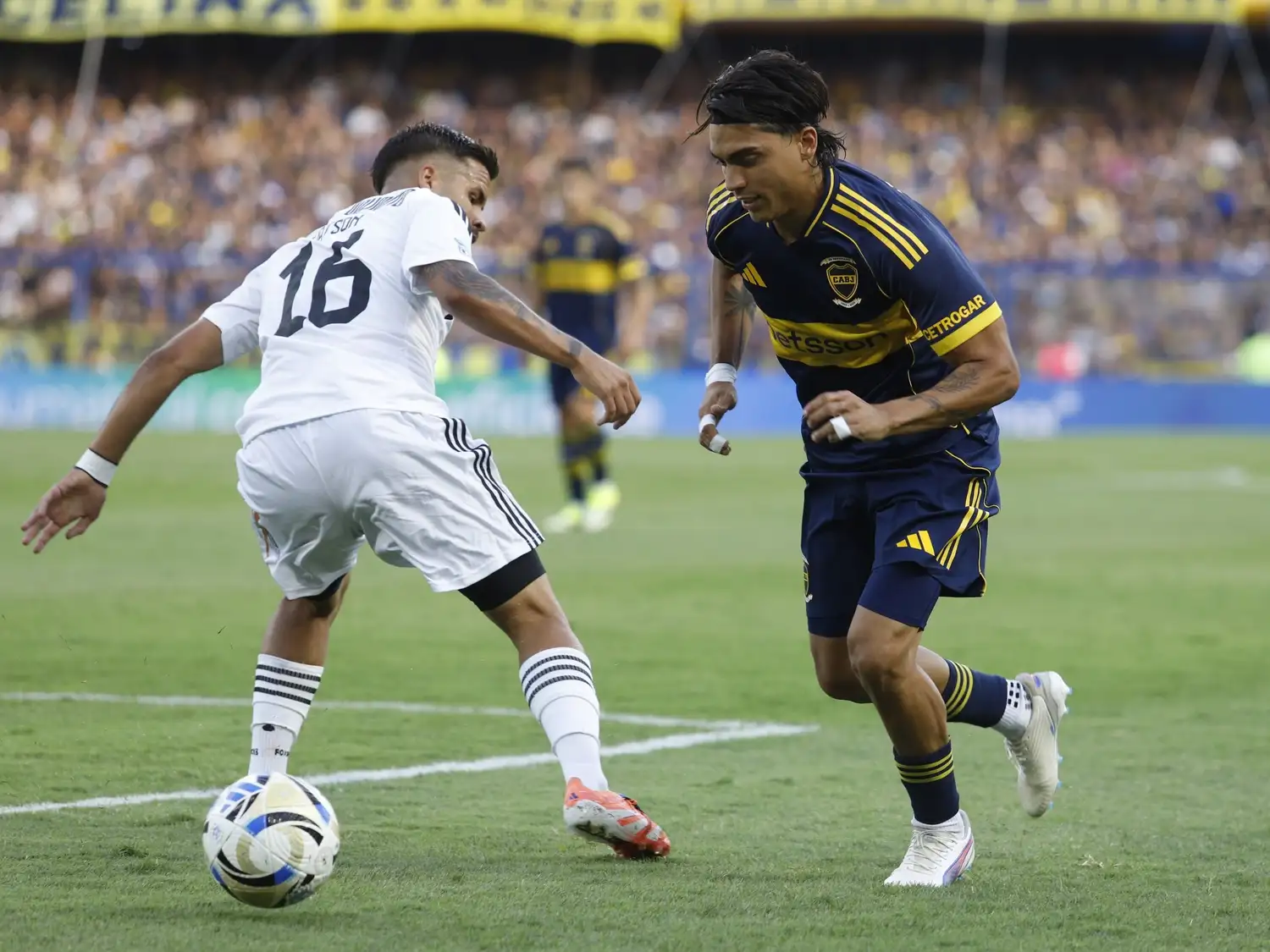 Zeballos intenta desequilibrar a la defensa de Riestra.