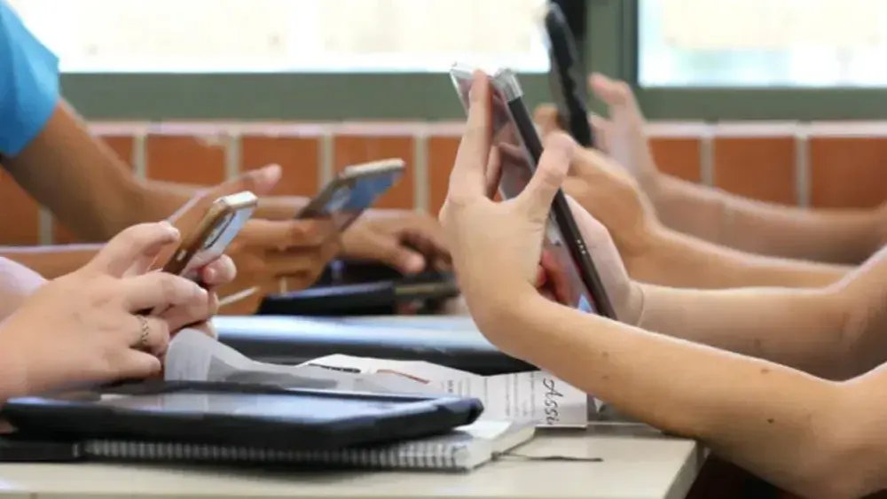 Casi 6 de cada 10 chicos ya tienen un celular propio.