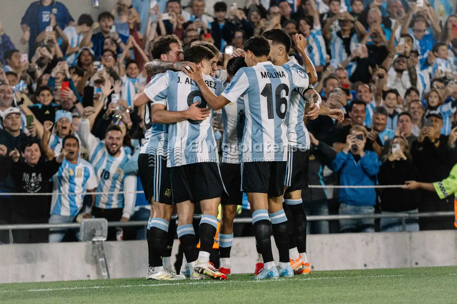 Argentina se floreó en el Monumental ante Brasil.