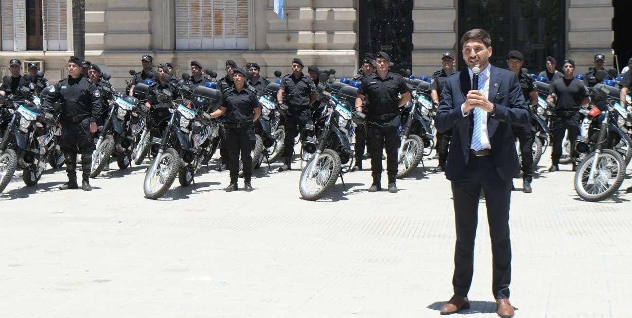 El gobernador hizo entrega de los vehículos. Foto: Guillermo Di Salvatore