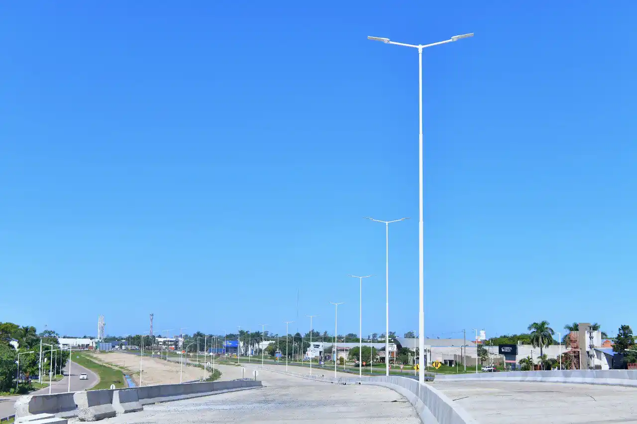 Etapa final: Ponen a punto la iluminación del puente sobreelevado sobre la avenida Kirchner