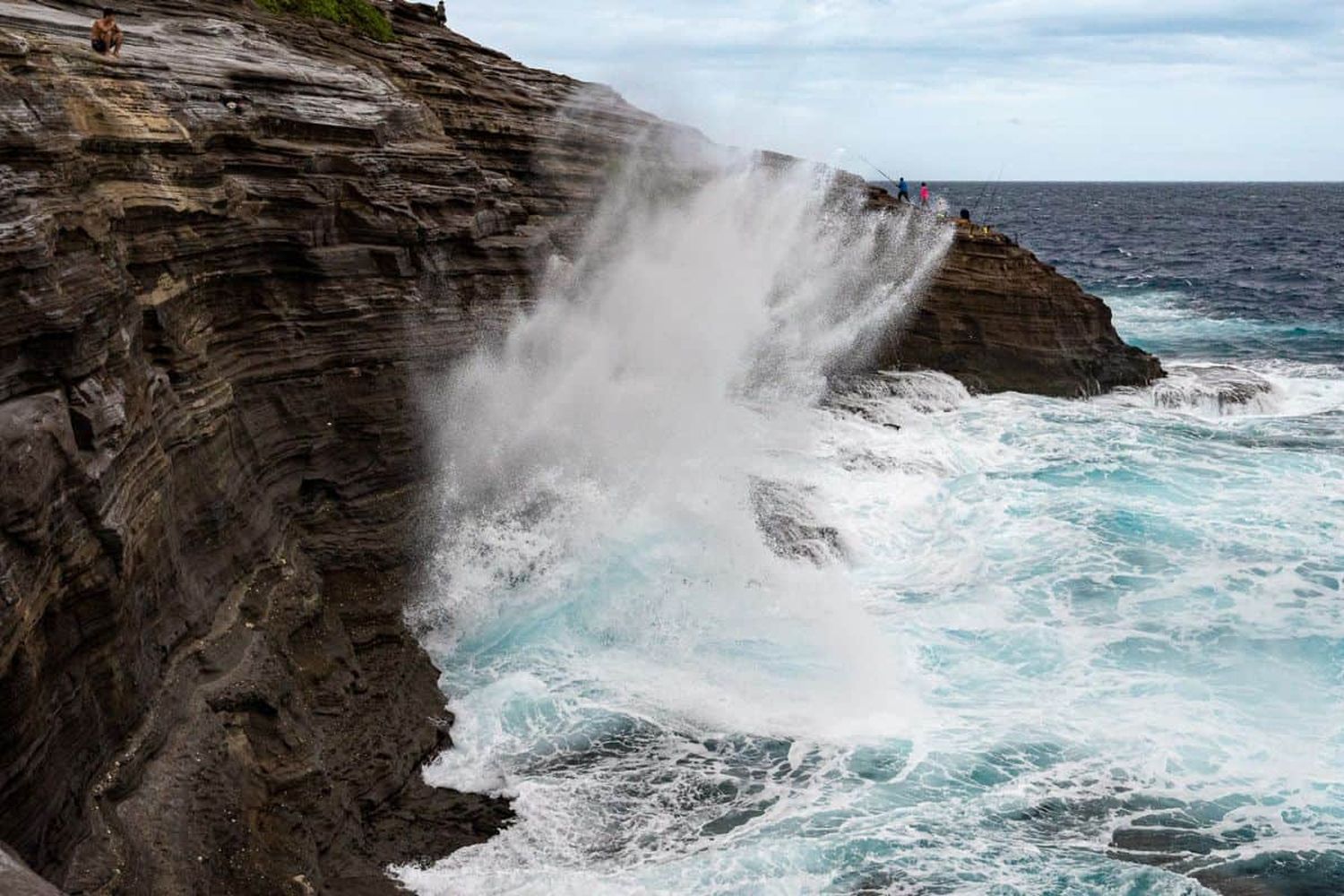 Un turista argentino saltó al mar desde un acantilado en Hawaii y falleció