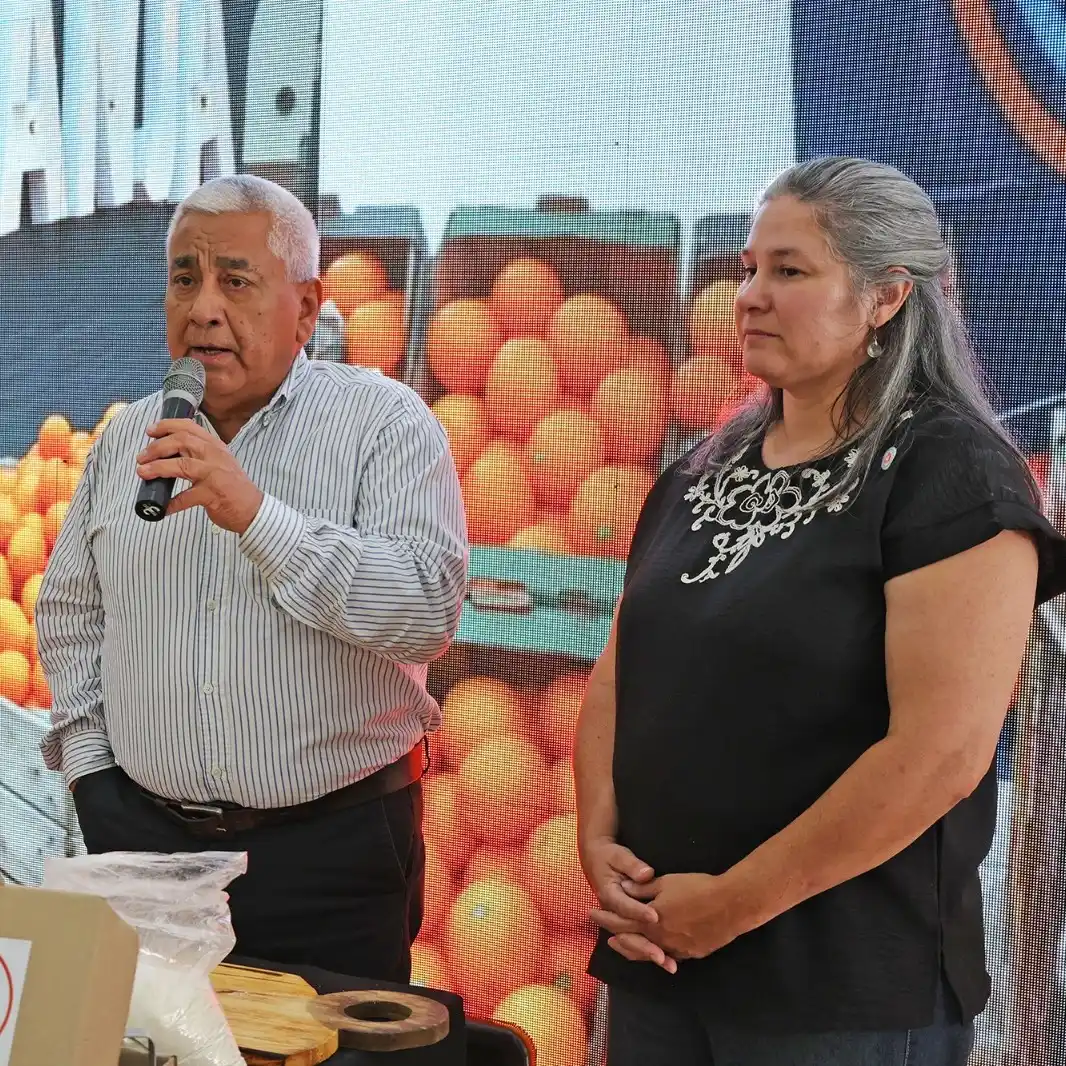 Cecilio Salazar junto a la subsecretaria de agricultura, ganadería y pesca, Carla Seain.