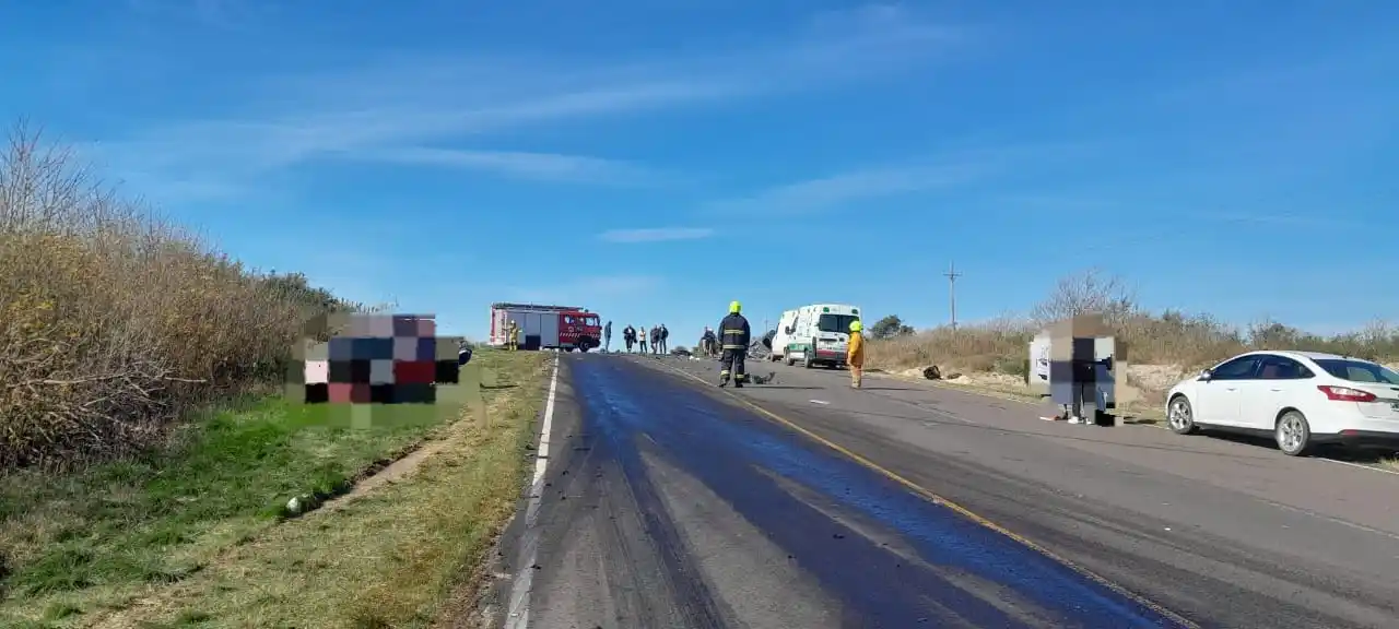 Un joven de 23 años perdió la vida al impactar su automóvil de frente con un camión