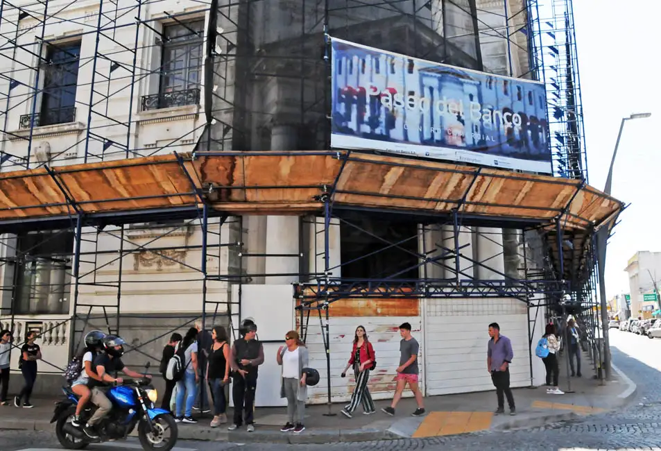 La empresa constructora del Paseo del Banco retomó los trabajos en el edificio céntrico 