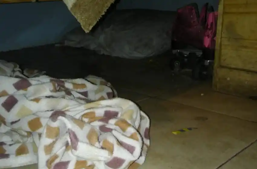 Buscaron a una nena con la policía durante 13 horas y apareció debajo de la cama de su casa