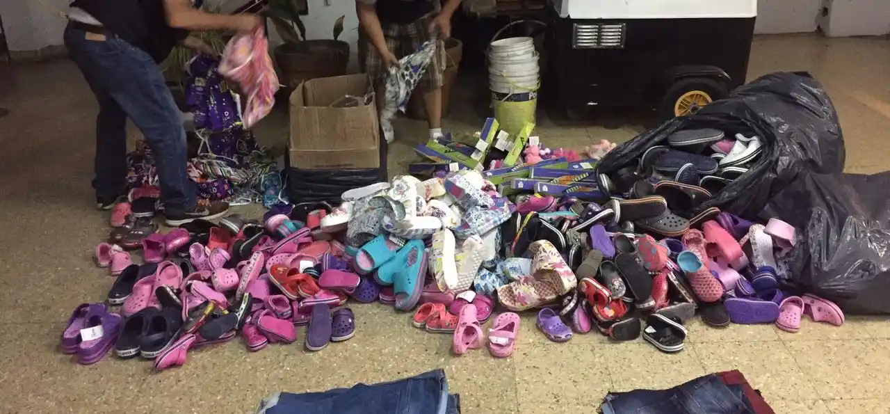 Desbaratan más manteros en pleno centro: secuestran 8 bolsones de ropa