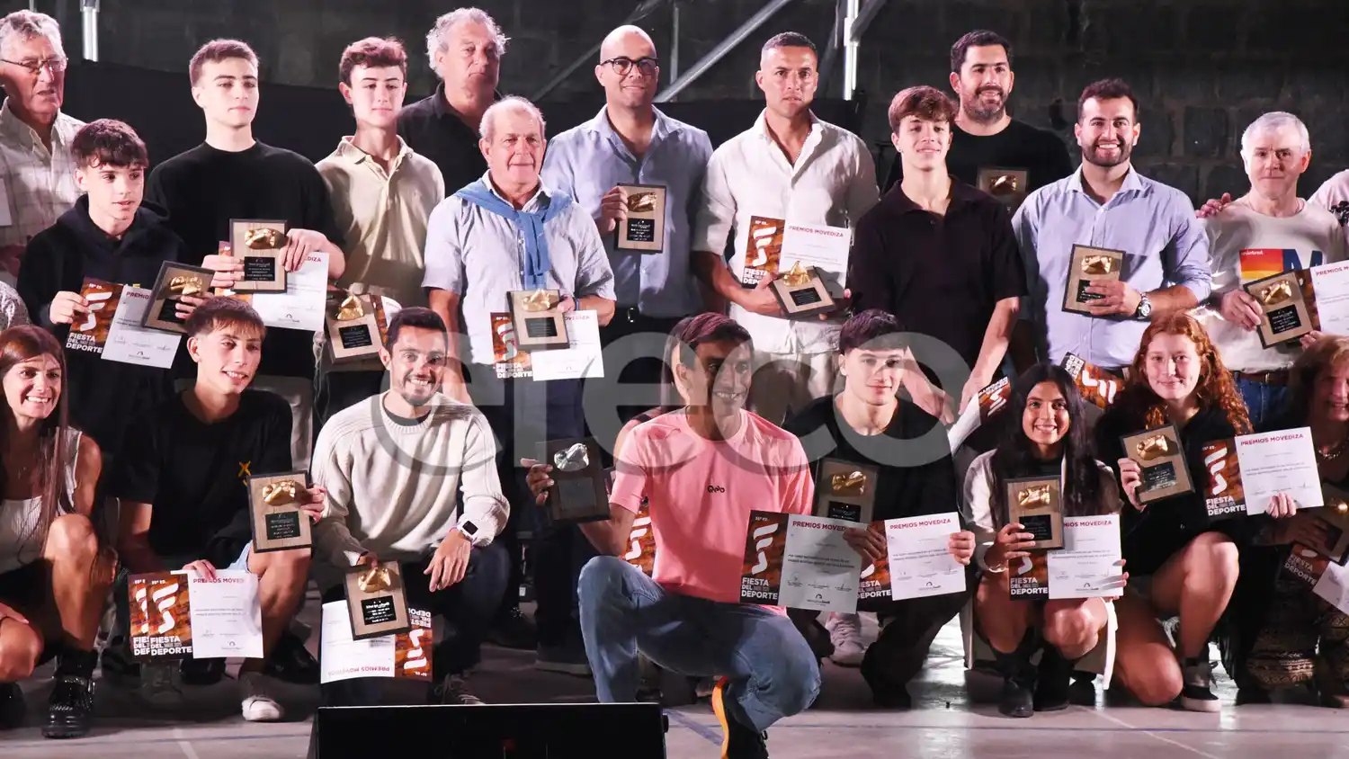 Hoffman, delante de otros premiados.