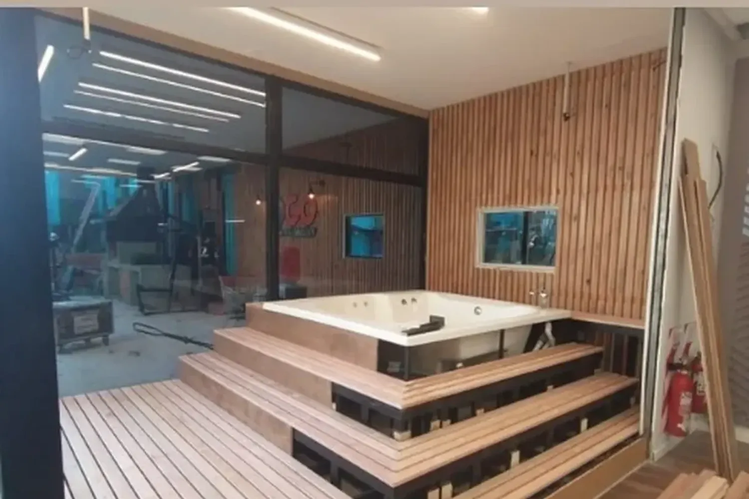 El yacuzzi, ya instalado en la casa más famosa de la Argentina