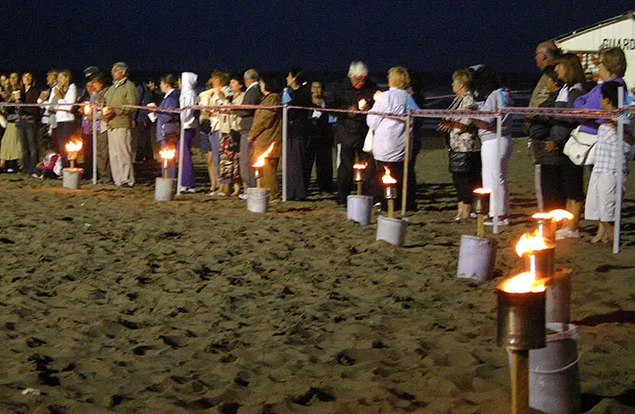 Procesión, misa y rosario  iluminado en la playa