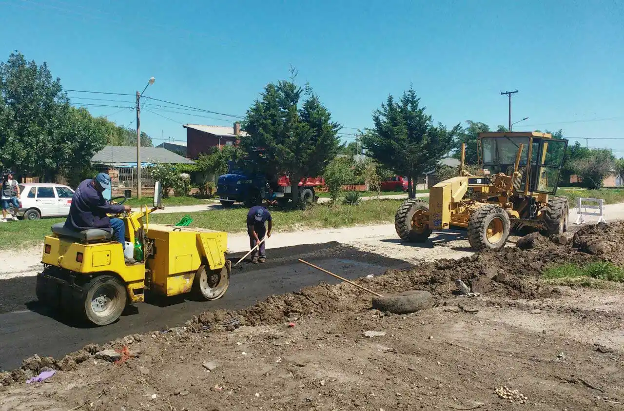 El intendente supervisó los trabajos de asfalto en Belisario Roldan