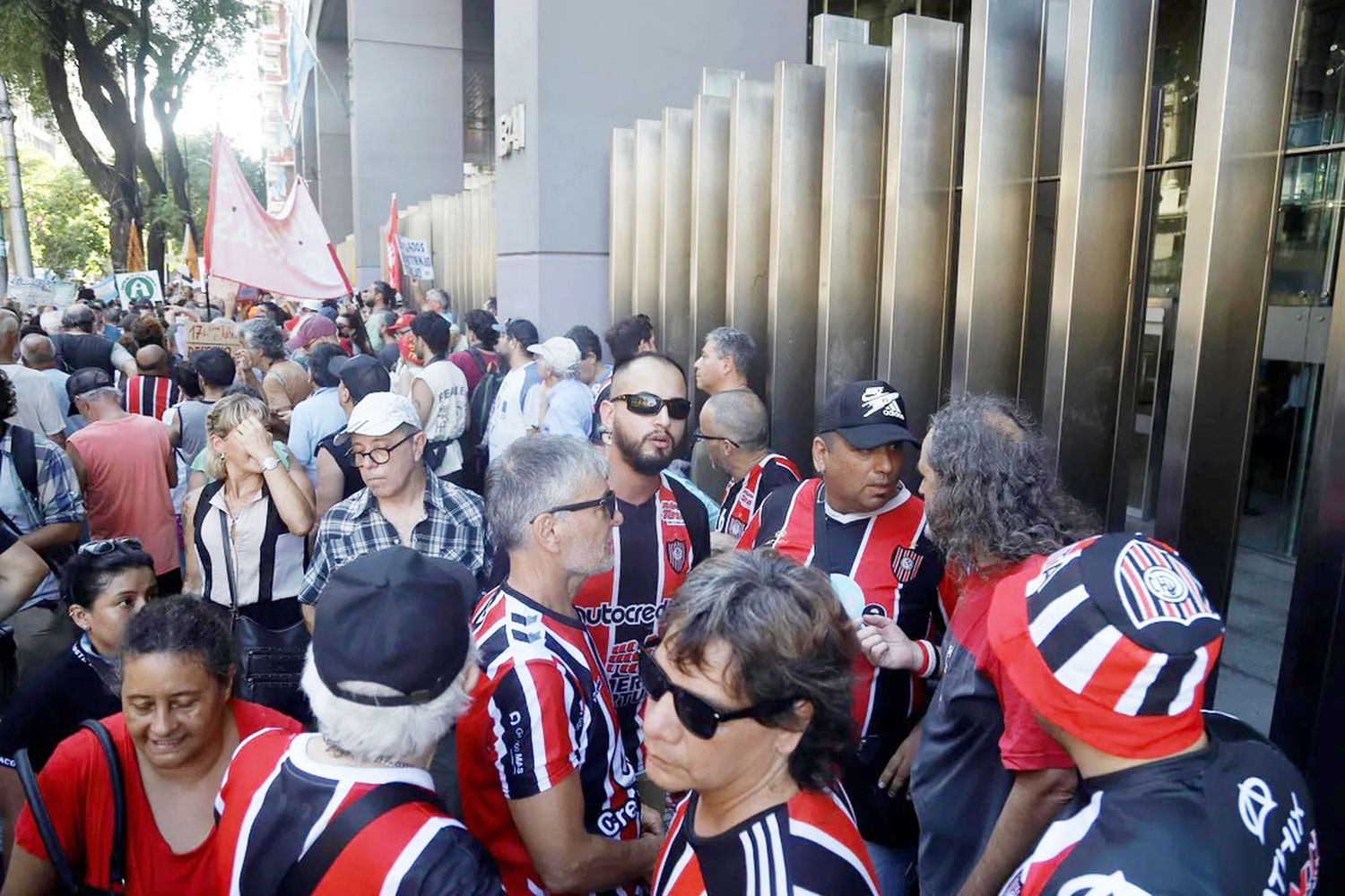 El Gobierno advirtió que quienes generen “disturbios” en la marcha no podrán entrar a las canchas