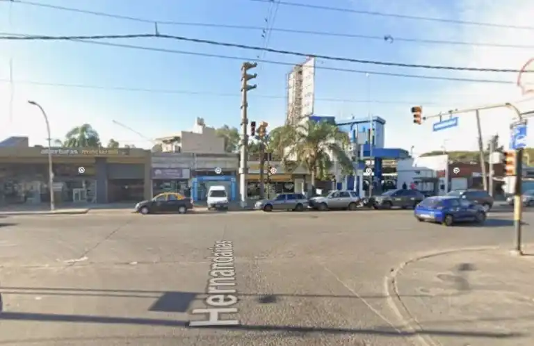 La esquina de Hernandarias y Díaz Vélez, en Lomas del Mirador, donde un colectivo de la línea 218 atropelló y mató a una nena de 4 años. La Justicia investiga el estado del semáforo al momento del impacto.