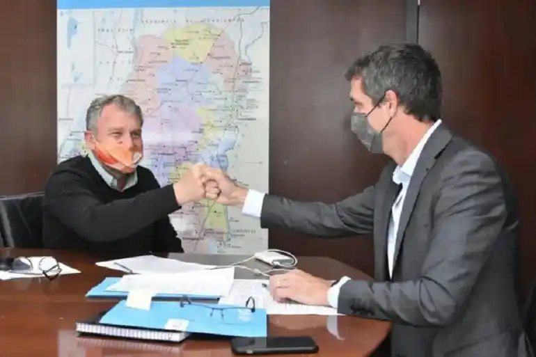 Galimberti y Cresto se mostraron juntos para firmar un convenio