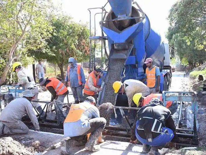 Avanza a buen ritmo la pavimentación
de la calle Arenales en la ciudad capital