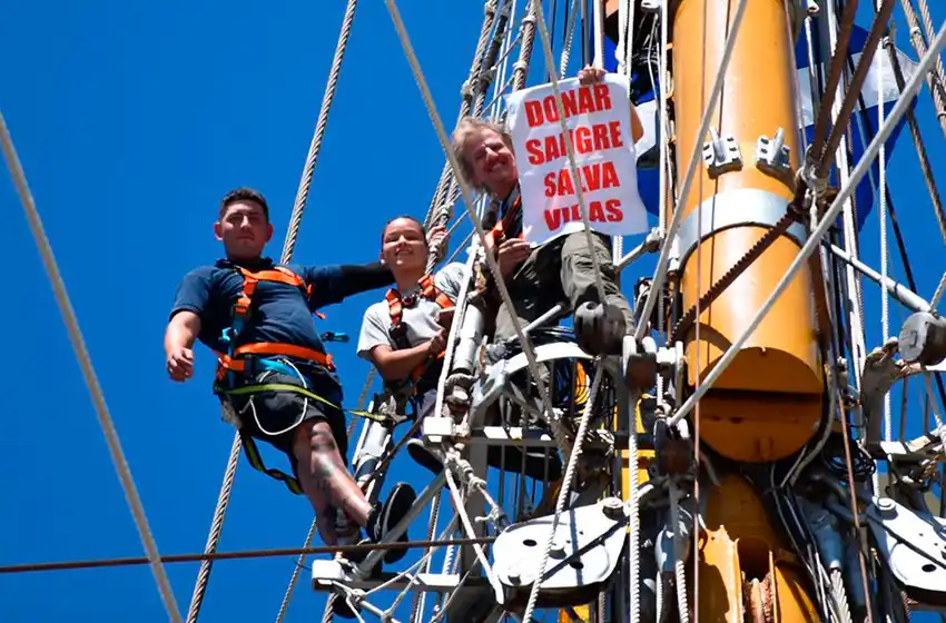 Facundo Arana lleva la bandera “Donar sangre salva vidas” al punto más alto de la Fragata Libertad