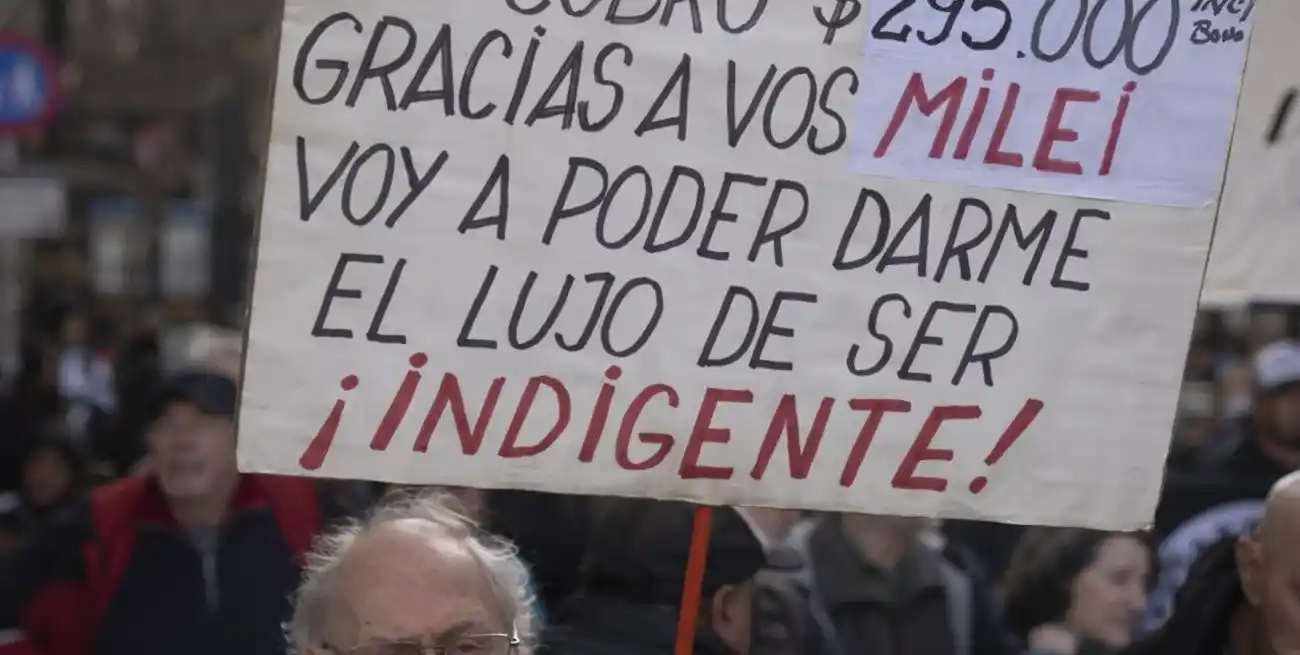 Reclamo, resignación e ingenio popular. Los jubilados enfrentan desde hace décadas una situación de desprotección y descuido que se ha profundizado en los últimos dos años.