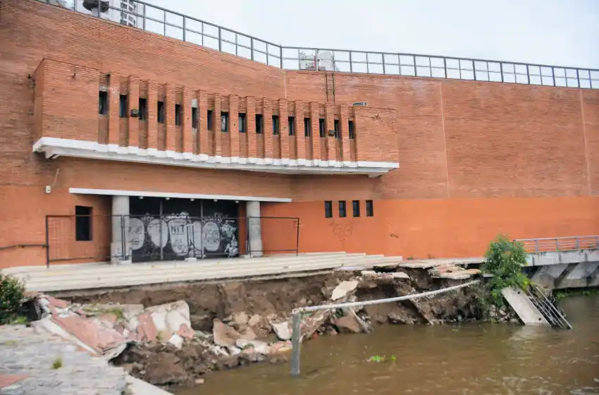 Se volvió a desmoronar parte de la explanada del teatro del Parque España
