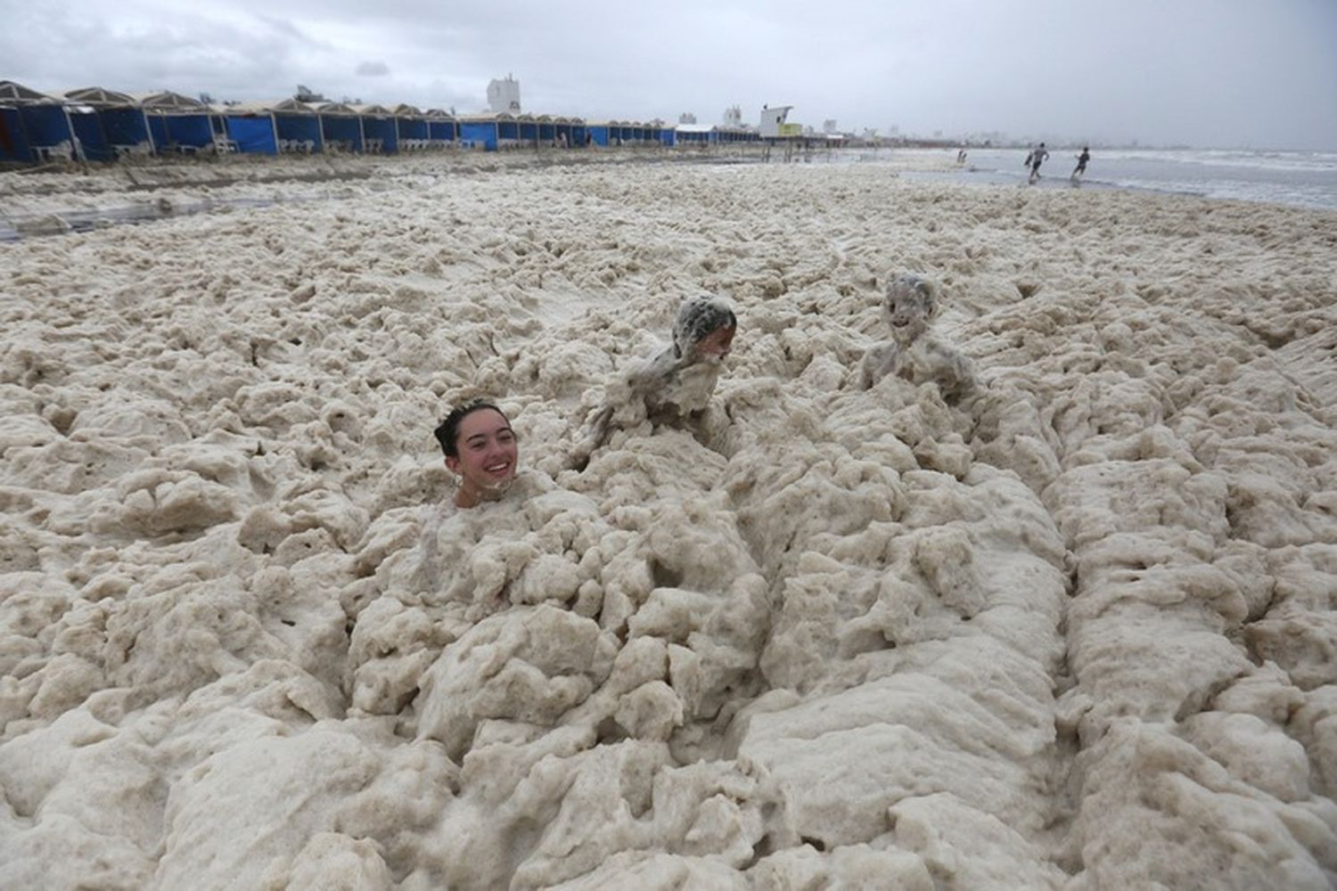 Las playas de Mar del Plata se cubrieron con una densa espuma marina