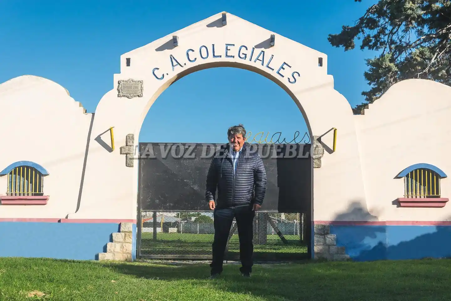 Marcelo Morán, presidente de la institución frente al arco que representa una de las entradas al estadio de Colegiales