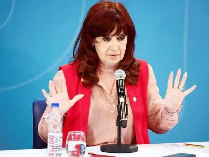 Nueva crítica de Cristina a Milei: “Estás con 
el agua al cuello porque te faltan dólares”