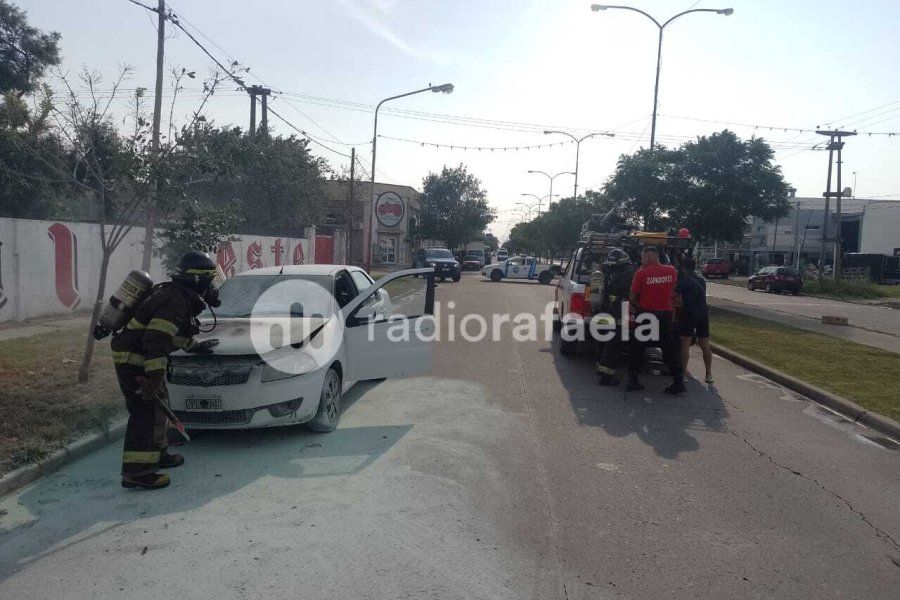Preocupación en el oeste de la ciudad: se prendió fuego un auto en Barrio Los Nogales